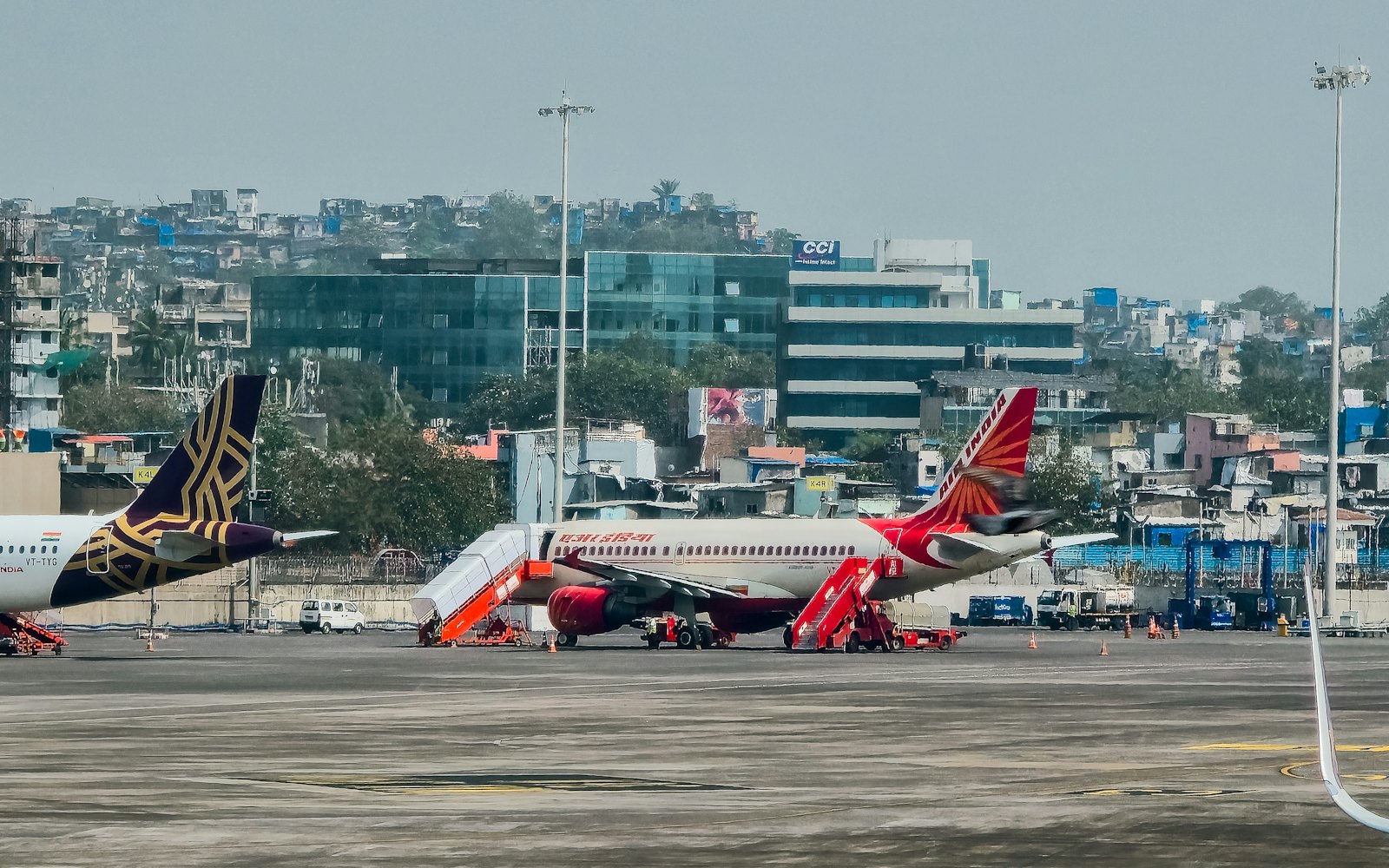 Aeroportda turgan samolyotlar